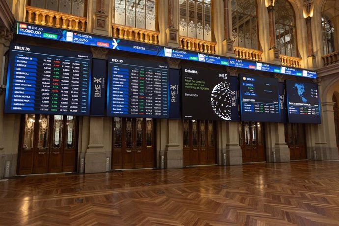 Paneles del Ibex 35 en el Palacio de la Bolsa, a 4 de abril de 2024, en Madrid (España).