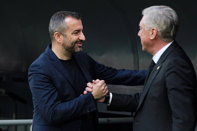 Archivo - Diego Martinez, head coach of Espanyol l and Carlo Ancelotti, head coach of Real Madrid, greet each other during the spanish league, La Liga Santander, football match played between Real Madrid and RCD Espanyol at Santiago Bernabeu stadium on Ma