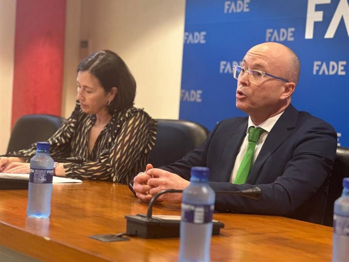 Leticia Bilbao, Directora del Área de Desarrollo Empresarial de FADE y José Marcos Fernández, Director Territorial de Empresas Norte de Unicaja.