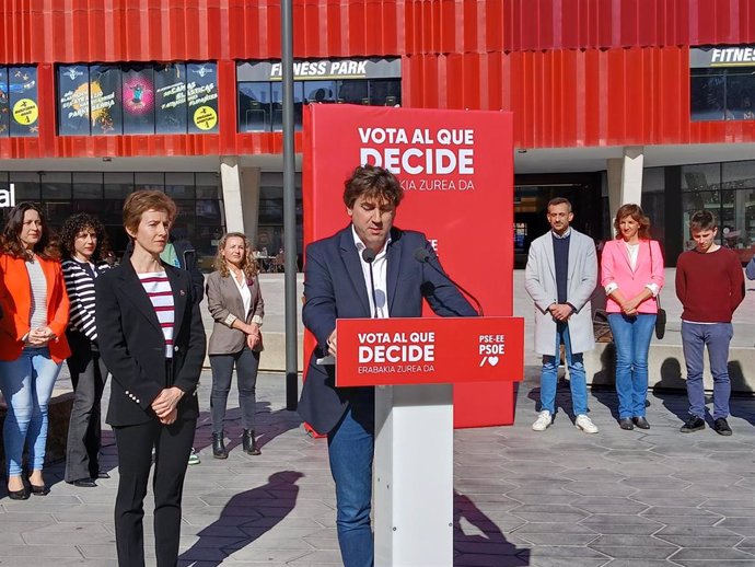 El candidato a lehendakari del PSE-EE, Eneko Andueza, en un acto sobre transporte junto a la estación intermodal de Bilbao.