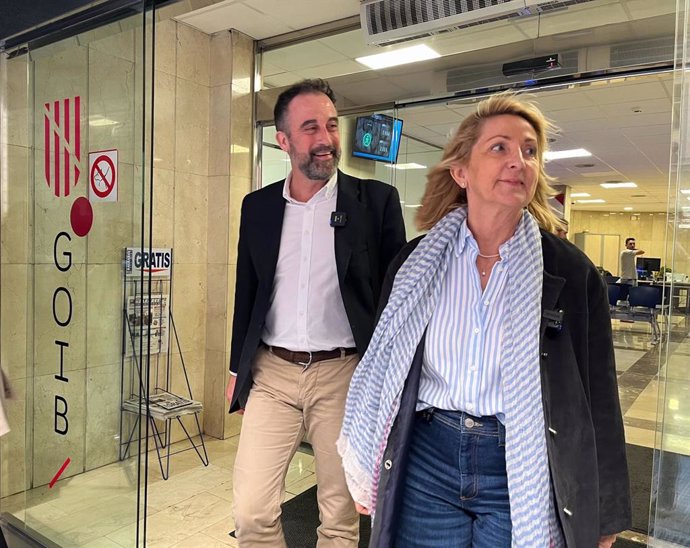 Los diputados del PP José Luis Mateo e Isabel Borrás, saliendo del IbSalut tras recoger el expediente del contrato del caso Koldo