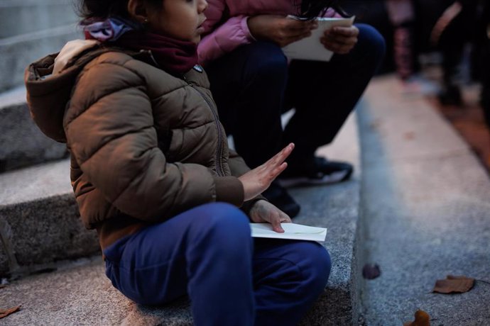 Archivo - Una niña en la sede de Fundación Madrina. 