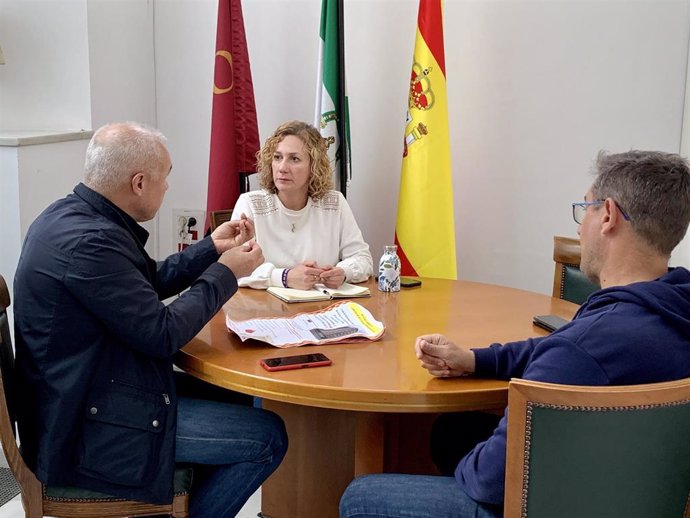 La portavoz del grupo Con Podemos-Izquierda Unida, Susana Hornillo, en una reunión con representantes de los trabajadores municipales del cuerpo de bomberos.