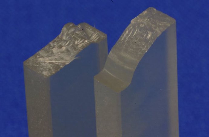 Una barra fracturada de ácido láctico con LAHB de peso molecular ultraalto añadido (izquierda) muestra decoloraciones blancas obvias en la cara de la fractura, lo que es un signo de deformación plástica en materiales endurecidos.