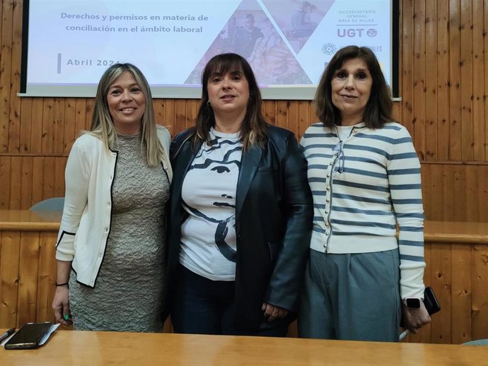 La vicesecretaria general de UGT, Cristina Antoñanzas (centro), junto a dos de las organizadores de un taller sobre corresponsabilidad en Salamanca