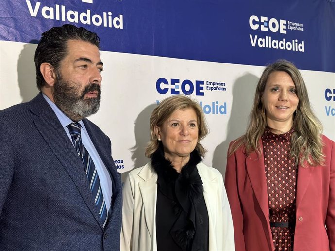 El concejal de Tráfico y Movilidad, Alberto Gutiérrez; la presidenta de Faconauto, Marta Blázquez, y la presidenta de la CEOE de Valladolid, Ángela de Miguel.