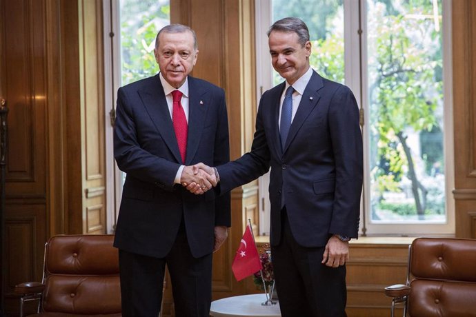 Archivo - El primer ministro de Grecia, Kyriakos Mitsotakis, recibe en Atenas al presidente de Turquía, Recep Tayyip Erdogan