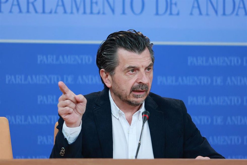 El portavoz del Grupo Parlamentario Popular, Toni Martín, durante la ronda de ruedas de prensa de portavoces de los grupos parlamentarios en el Parlamento de Andalucía. A 3 de abril de 2024, en Sevilla (Andalucía, España). Los portavoces de los grupos p
