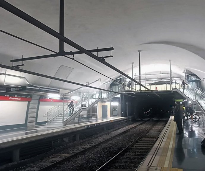 En servicio la pasarela entre andenes de la L1 del Metro de Barcelona en la parada Espanya
