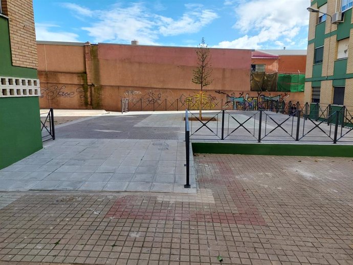 Rampa de acceso a vehículos de emergencia en una plaza de Huelva.