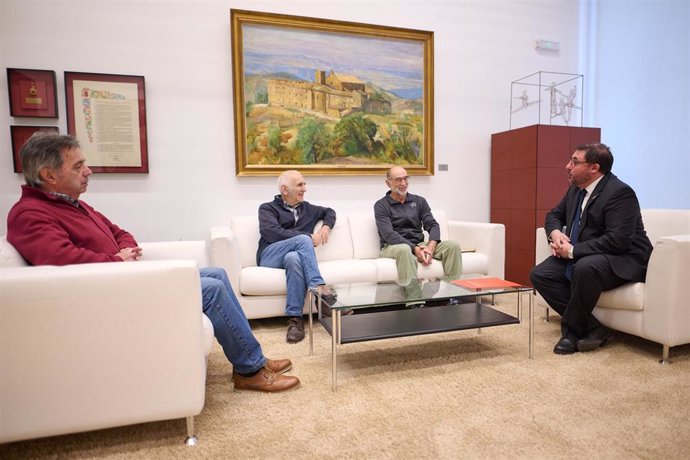 El presidente del Parlamento de Navarra, Unai Hualde, se reúne con representantes de los colectivos memorialistas que piden el derribo del Monumento a los Caídos de Pamplona.