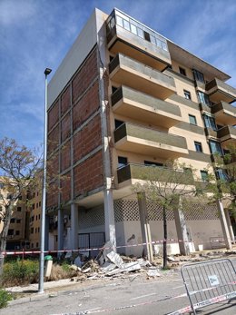 Edificio afectado por el derrumbe del revestimiento de la fachada en Nuevo Cáceres