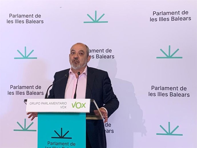 El portavoz adjunto de Vox en el Parlament, Sergio Rodríguez, en rueda de prensa.