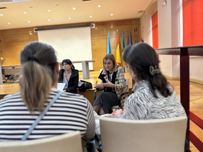 La diputada del Grupo Mixto, Covadonga Tomé, con algunas familias del colegio José Bernardo de Langreo.