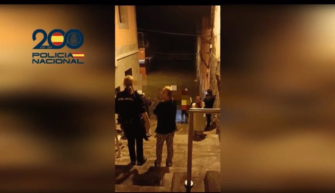 Rescate de la Policía Nacional en el barrio de San Cristóbal, en Las Palmas de Gran Canaria, ante las inundaciones de viviendas por el fuerte oleaje en la zona