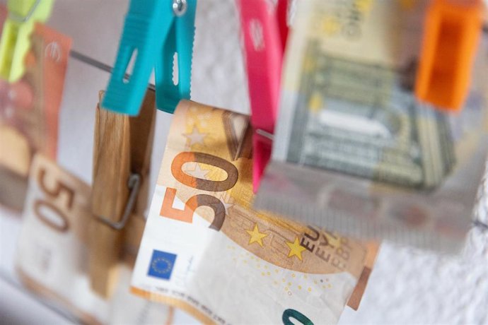 Archivo - Varios billetes sujetos con pinzas en imagen de archivo. 