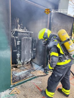 Un bombero trabajando en apagar el fuego en un transformador de la luz en San Fernando.