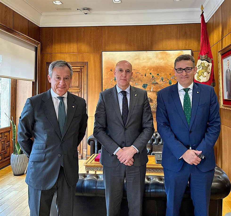 El alcalde de León entre el presidente y el director general de Eurocaja Rural.