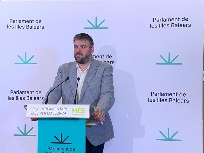 El portavoz de MÉS per Mallorca en el Parlament, Lluís Apesteguia, en una rueda de prensa.