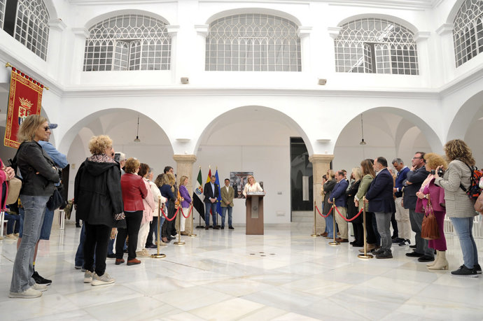 La presidenta de la Asamblea, Blanca Martín, en la inauguración de la exposición 'La Luz del Divino: recreación fotográfica de las obras de Luis de Morales'