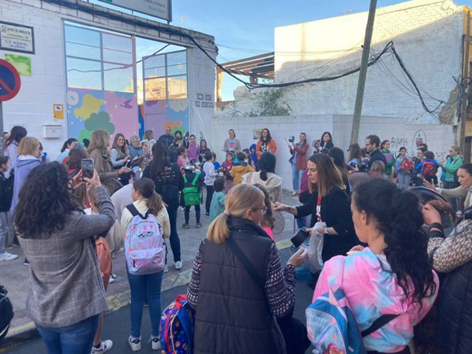 Cacerolada ante el CEIP Manuel Alonso de Alcalá