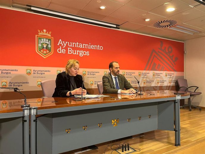 La concejala de Personal, Yolanda Barriuso, y el concejal de Seguridad, Ignacio Peña, hoy en rueda de prensa.