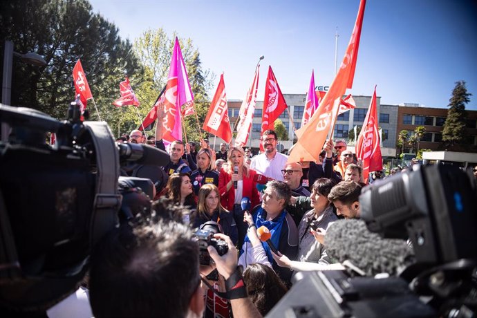 La vicepresidenta segunda del Gobierno y ministra de Trabajo, Yolanda Díaz, en la jornada de huelga de trabajadores en Iveco Madrid.