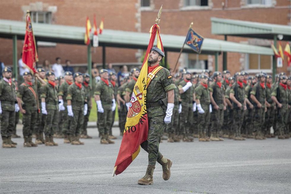 Archivo - Militares desfilan durante una parada militar en el Acuartelamiento Cabo Noval  a 7 de junio de 203, en Siero, Asturias.