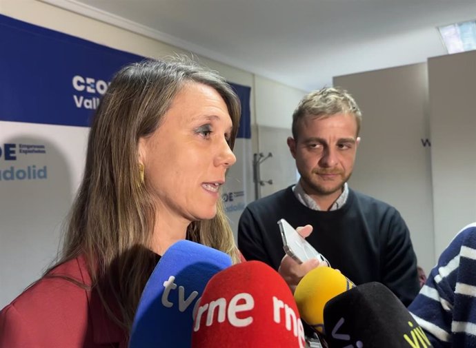 La presidenta de la CEOE Valladolid, Ángela de Miguel, atiende a los medios.