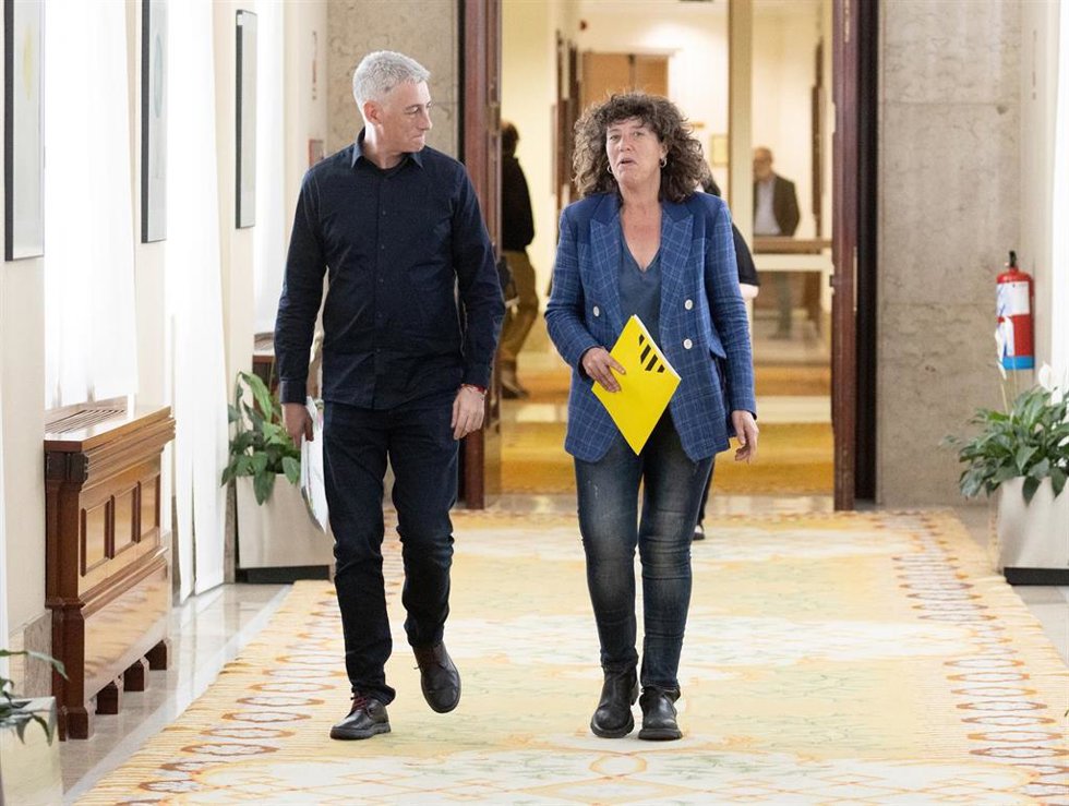 El diputado de EH Bildu Oskar Matute y la portavoz adjunta de ERC, Teresa Jord, conversan a su llegada a una reunión de Junta de Portavoces, en el Congreso de los Diputados, a 9 de abril de 2024, en Madrid (España).
