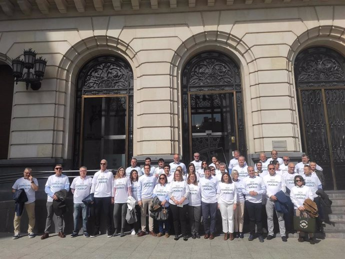 Concejales del PP en la provincia de Zaragoza con camisetas con el lema 'Concejales de pueblo'.