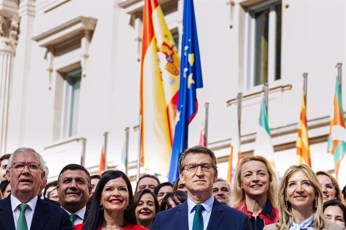 El presidente del Partido Popular, Alberto Núñez Feijóo (3d) y la portavoz del PP en el Senado, Alicia Gracía (1d), durante un encuentro con concejales, en la plaza de la Marina, a 3 de abril de 2024, en Madrid (España). El encuentro se celebra con motivo