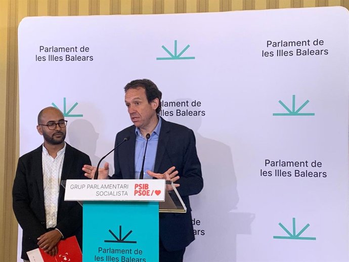 El portavoz adjunto del PSIB en el Parlament, Marc Pons, y el diputado socialista Omar Lamin en rueda de prensa.