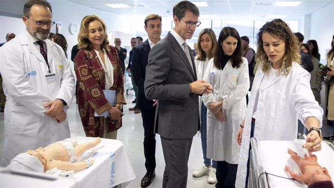 El presidente del Gobierno riojano, Gonzalo Capellán, se ha interesado por las simulaciones para prematuros