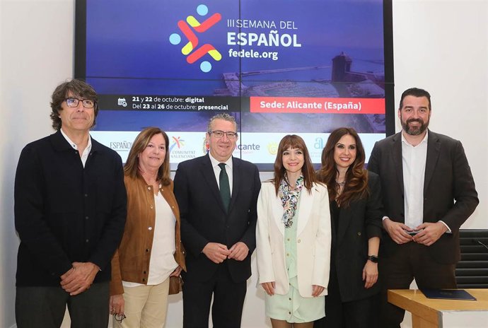 El presidente de la Diputación de Alicante, Toni Pérez, la concejala de Turismo de Alicante, Ana Poquet, la presidenta de FEDELE Comunitat Valenciana, Victoria Sanahuja, y el director del Patronato Provincial de Turismo, José Mancebo