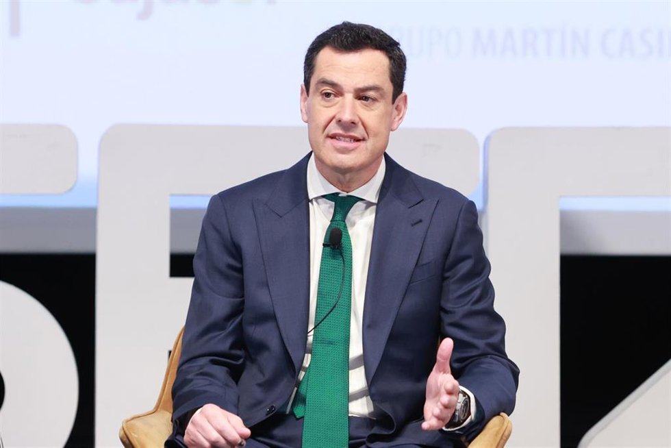 El presidente de la Junta de Andalucía, Juanma Moreno, durante los Encuentros Ser/El País en la Fundación Cajasol, a 10 de abril de 2024 en Sevilla (Andalucía, España). El presidente de la Junta de Andalucía, Juanma Moreno, interviene en los Encuentros