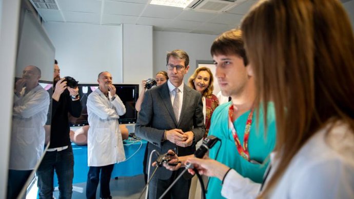 El presidente del Gobierno riojano, Gonzalo Capellán, en su visita al Centro de Simulación