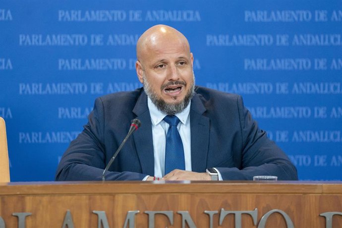 El portavoz adjunto del Grupo Parlamentario Vox, Rodrigo Alonso, durante la ronda de ruedas de prensa de portavoces de los grupos parlamentarios en el Parlamento de Andalucía, a 10 de abril de 2024 en Sevilla (Andalucía, España). Los portavoces de los gru