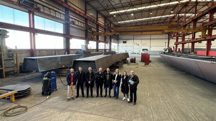 El alcalde de Siero, Ángel Garcia, visita el taller de Burgos dónde se fabrica la pasarela metálica que forma parte del proyecto de las obras de conexión peatonal y ciclista entre Lugones y La Fresneda.