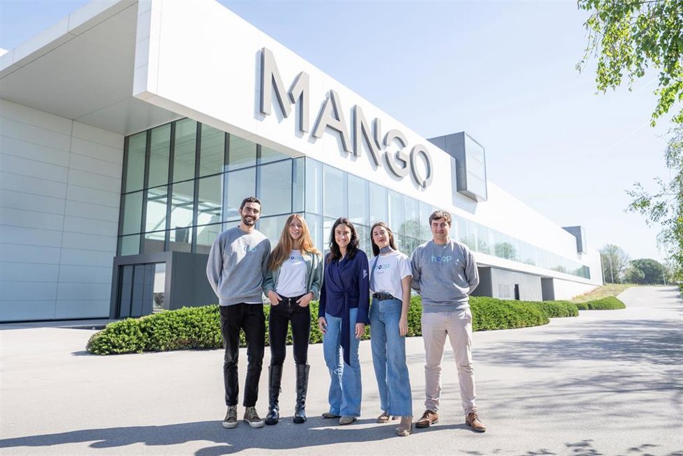 Integrantes de los equipos de Mango StartUp Studio y de Hoop Carpool