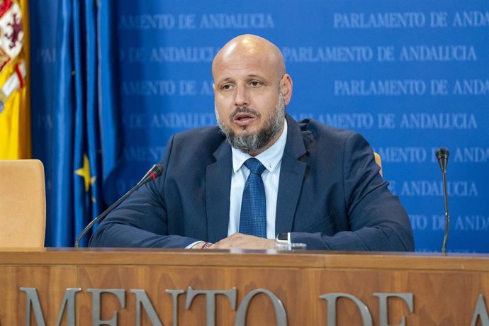 El portavoz adjunto del Grupo Parlamentario Vox, Rodrigo Alonso, durante la ronda de ruedas de prensa de portavoces de los grupos parlamentarios en el Parlamento de Andalucía, a 10 de abril de 2024 en Sevilla (Andalucía, España). Los portavoces de los g