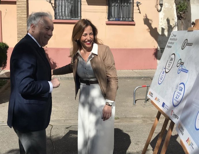 La alcaldesa de Zaragoza, Natalia Chueca, y el consejero de Fomento, Vivienda, Movilidad y Logística del Gobierno de Aragón, Octavio López, han visitado el Grupo Vizconde Escoriaza, en el distrito de Las Fuentes