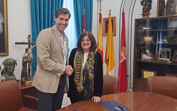 Los presidentes de la UCAM y de la Real Federación Española de Atletismo, María Dolores García y Raúl Chapado, tras la firma del convenio entre ambas entidades.