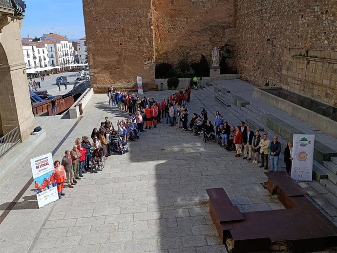 Políticos, voluntarios y miembros de ong's forman un 'X' para concienciar a la población de marcar la casilla solidaria en la declaración de la renta