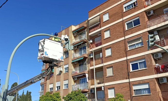 El Ayuntamiento de València inicia la instalación de cuatro cámaras de seguridad y tráfico en Benimàmet y Beniferri. La primera en el Camí Nou de Paterna, en Benimàmet.