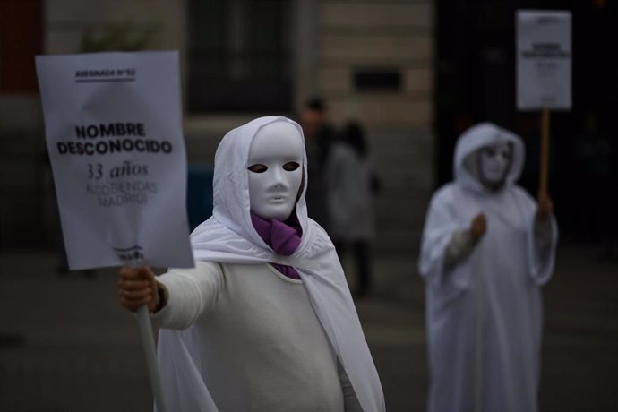 Grupos feministas se concentran por los últimos asesinatos machistas en la Puerta del Sol.