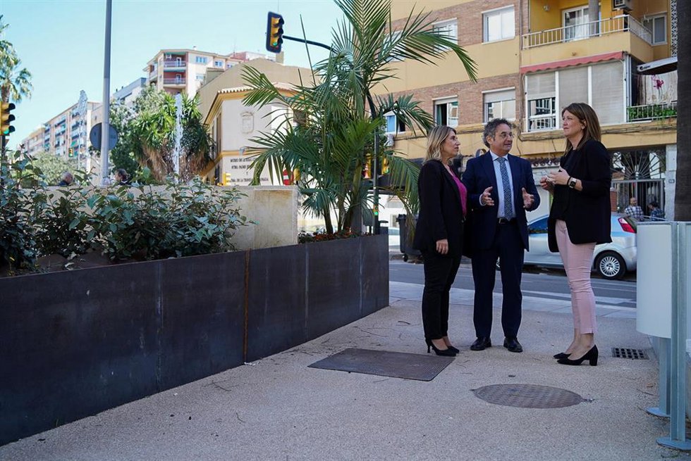 Los Concejales Delegados De Urbanismo Y De Los Distritos Centro Y Bailén Miraflores, Carmen Casero, Francisco Cantos Y María Paz Flores, Respectivamente, Visitan La Renovación Acometida En La Plaza Bailén