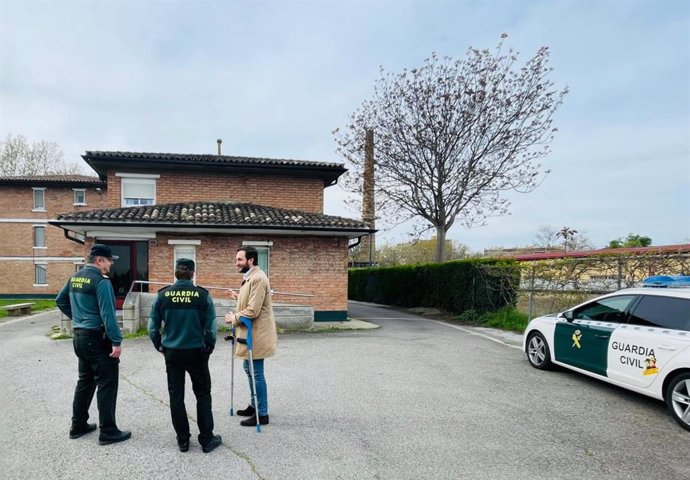 El presidente de la Diputación Provincial de Huesca (DPH), Isaac Claver, visita el Cuartel de la Guardia Civil de Monzón.