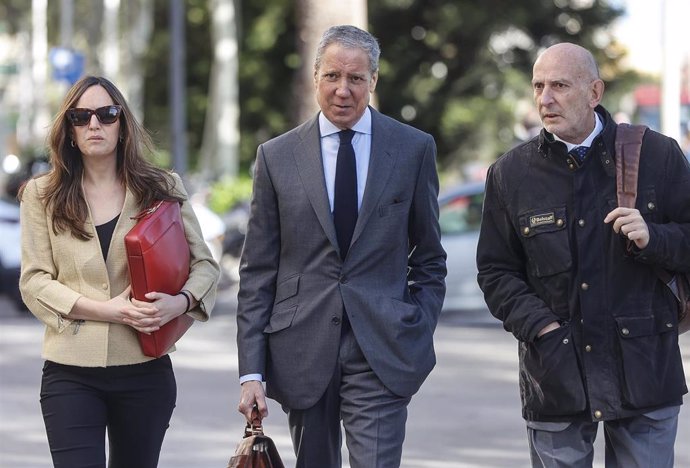 El expresidente de la Generalitat y exministro, Eduardo Zaplana (c), a su llegada a juzgados