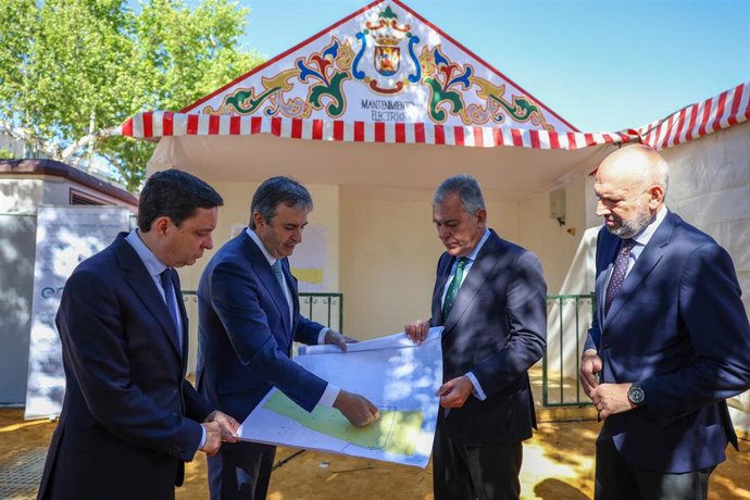 El alcalde de Sevilla, José Luis Sanz, y el director general de Endesa en Andalucía, Extremadura, Ceuta y Melilla, Rafael Sánchez Durán, durante la presentación del plan de refuerzo de las instalaciones eléctricas de la Feria.